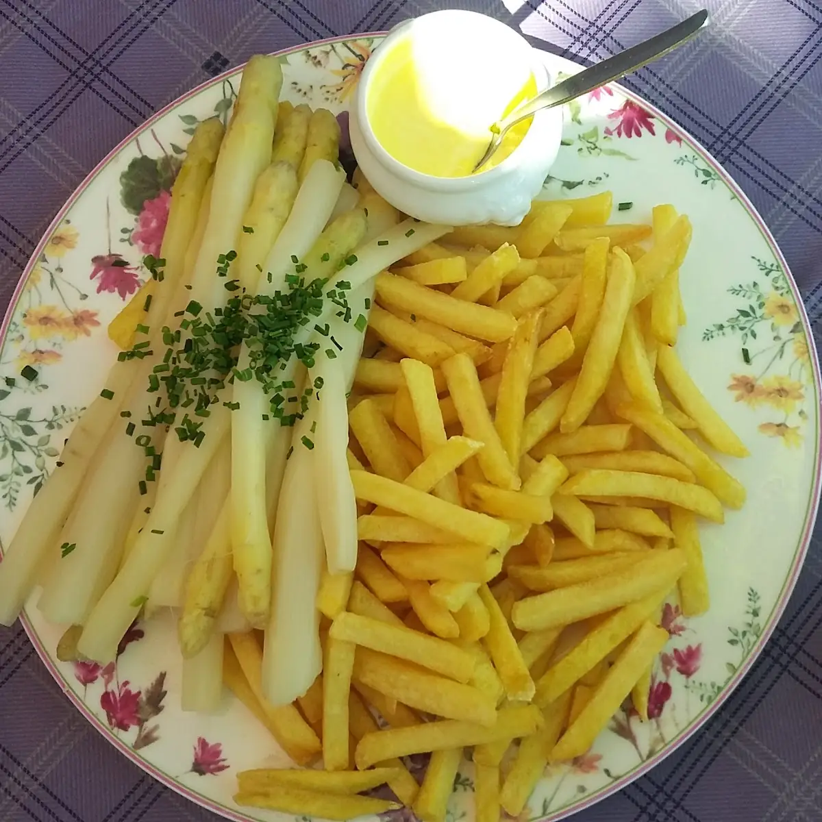 Frischer Spargel Mit Pommes Frittes