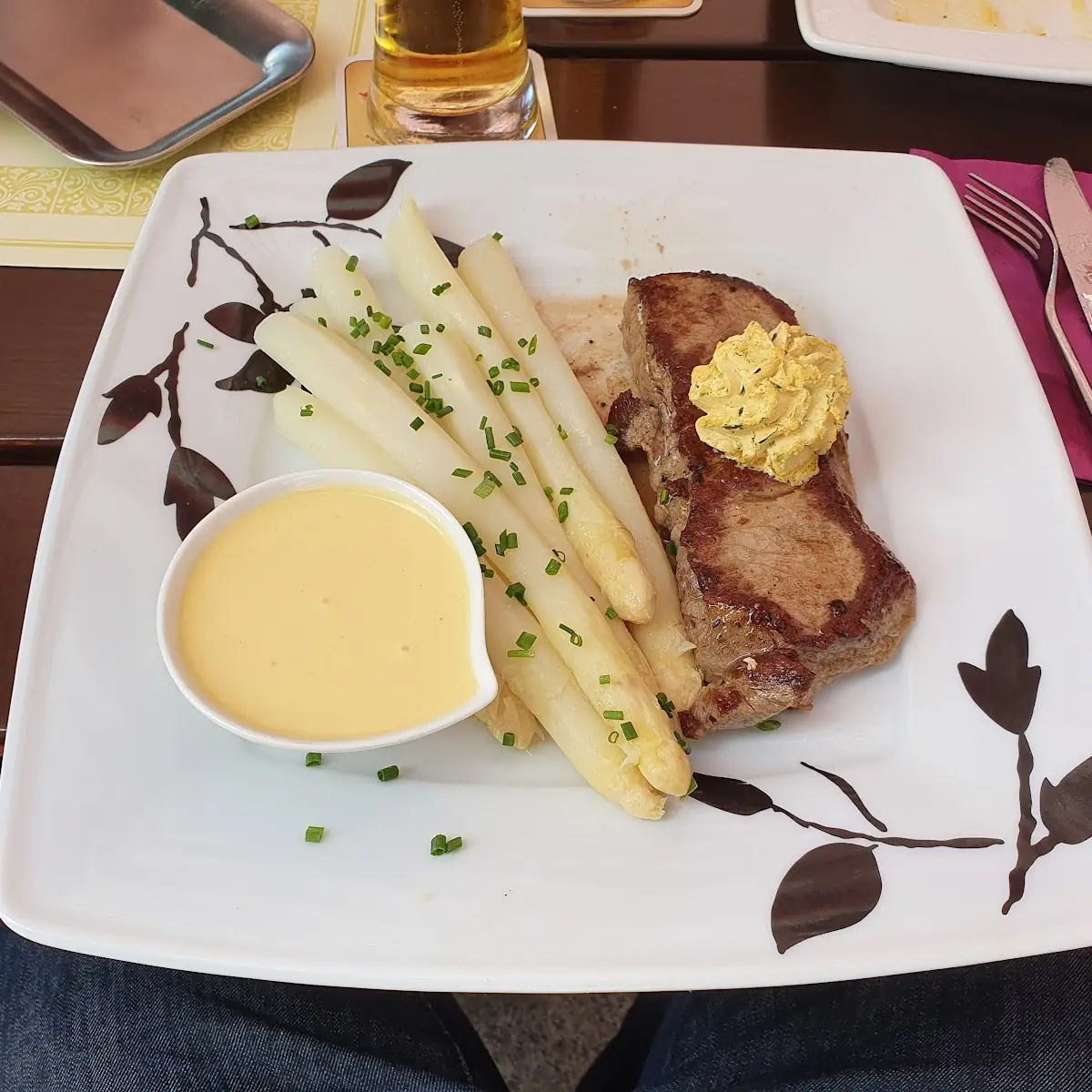 Rindersteak Mit Spargel Und Kartoffel Und Sosse Hollandaise