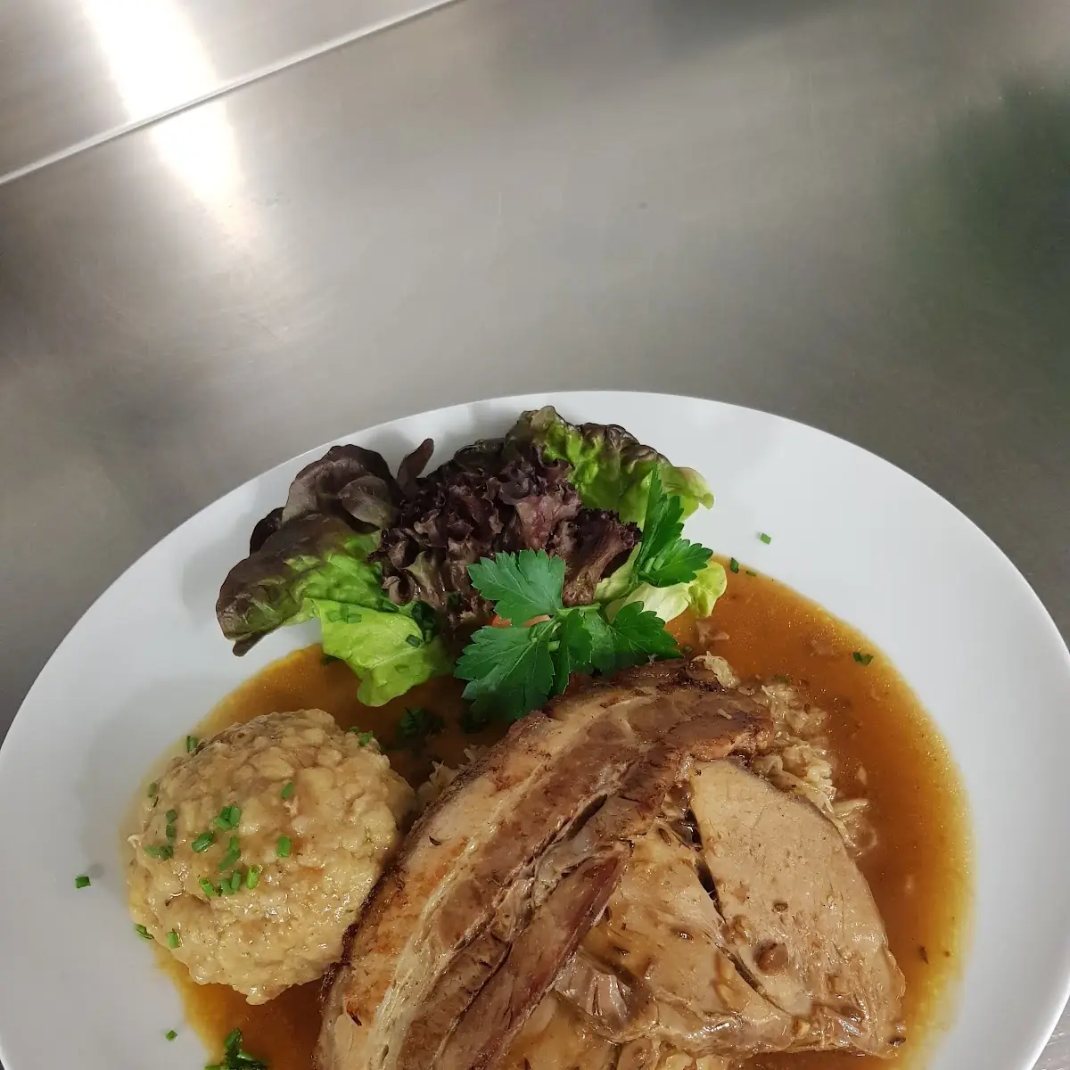 Schweinsbraten Mit Sauerkraut Und Knödeln