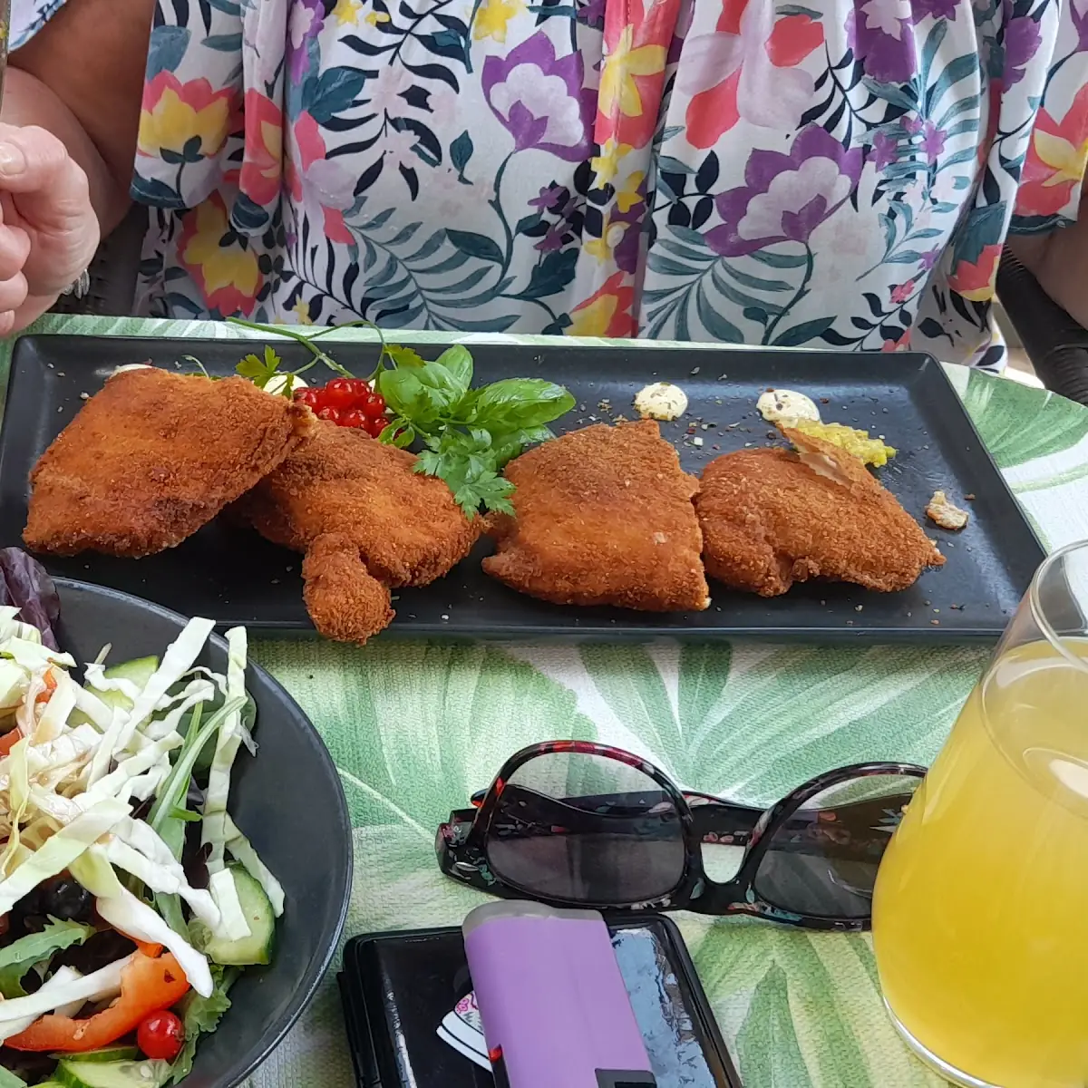 Schnitzel Jägerart Und Hühnerfilet Mit Blattsalat