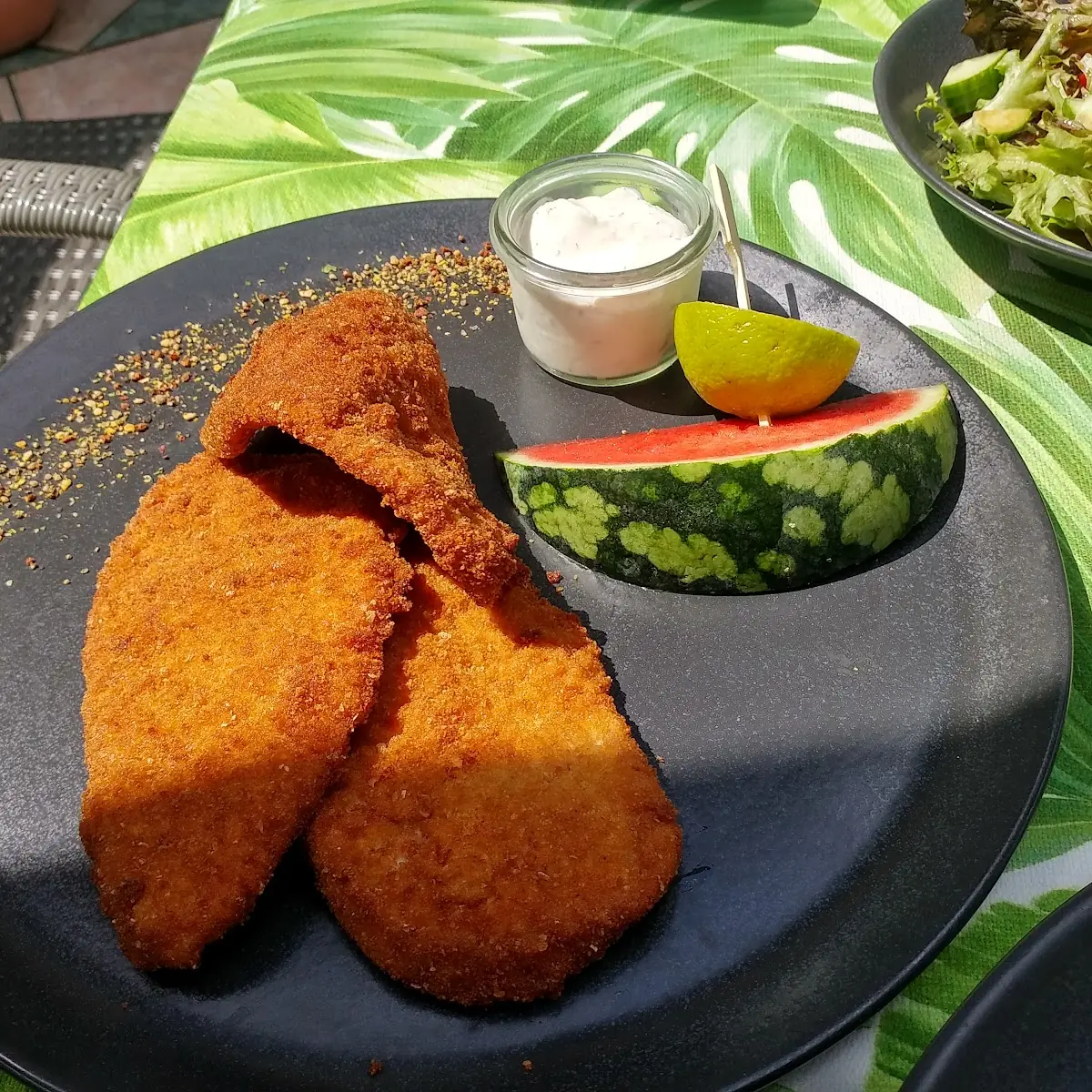 Schweinsschnitzel M Gemischtem Salat