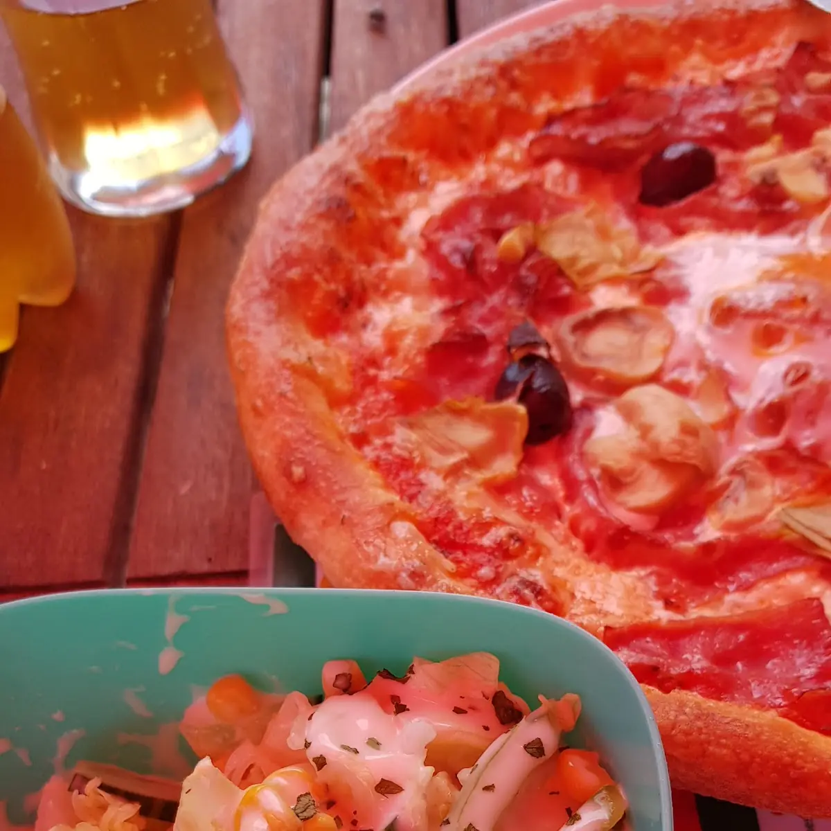 Pizza Rusticana Und Gemischter Salat