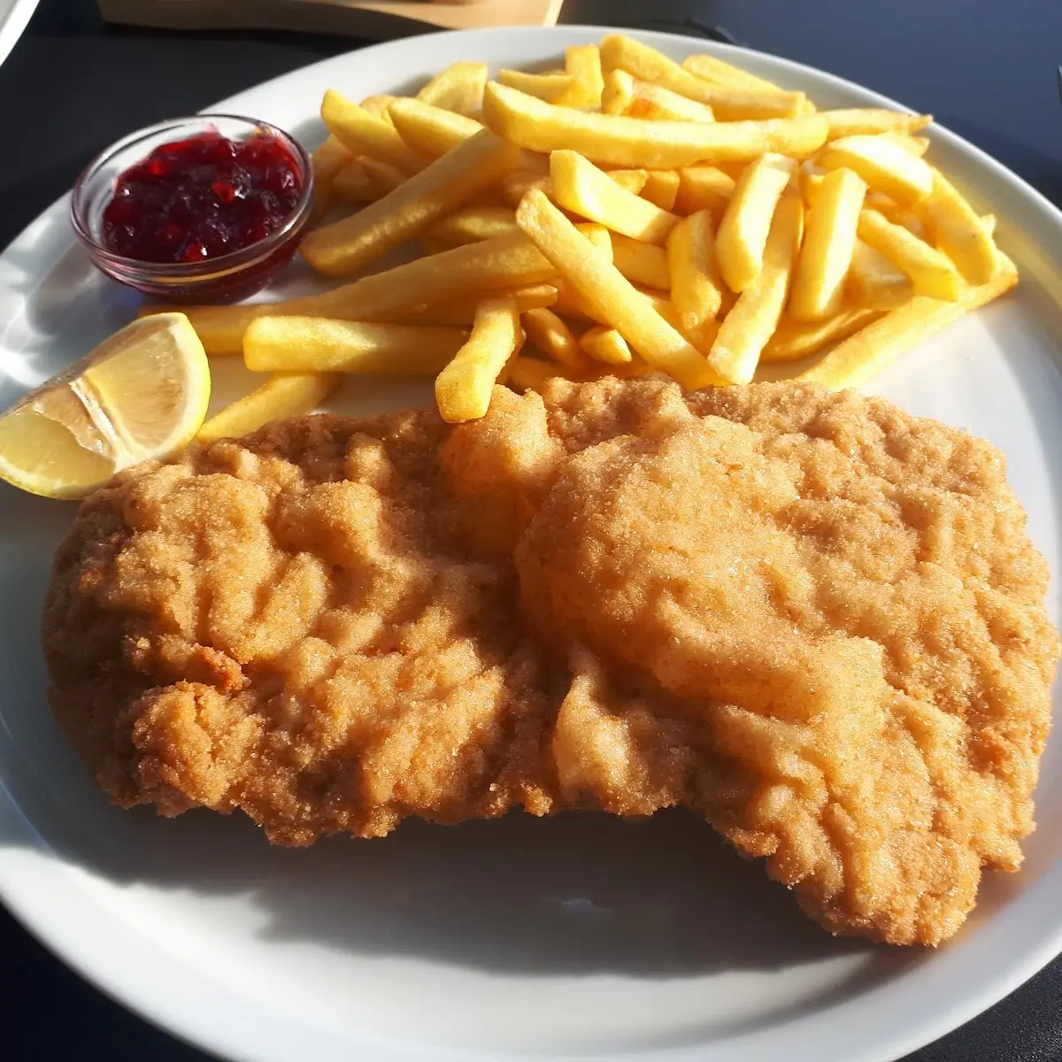 Schnitzel Wiener Art Mit Pommes Und Preiselbeeren