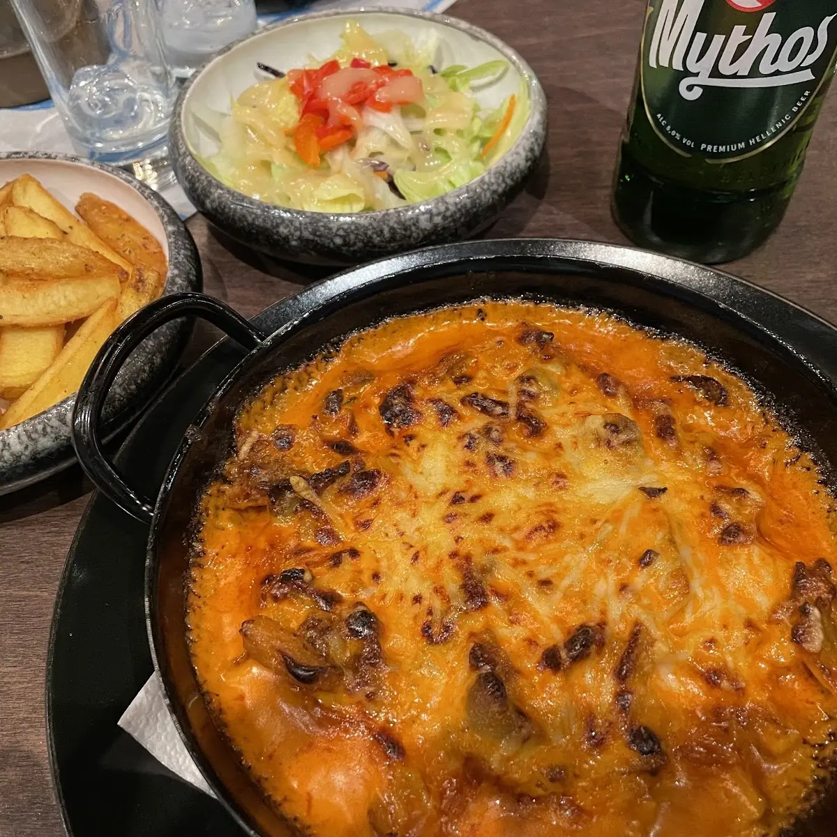 Gyros In Metaxasosse Mit Pommes Und Salat