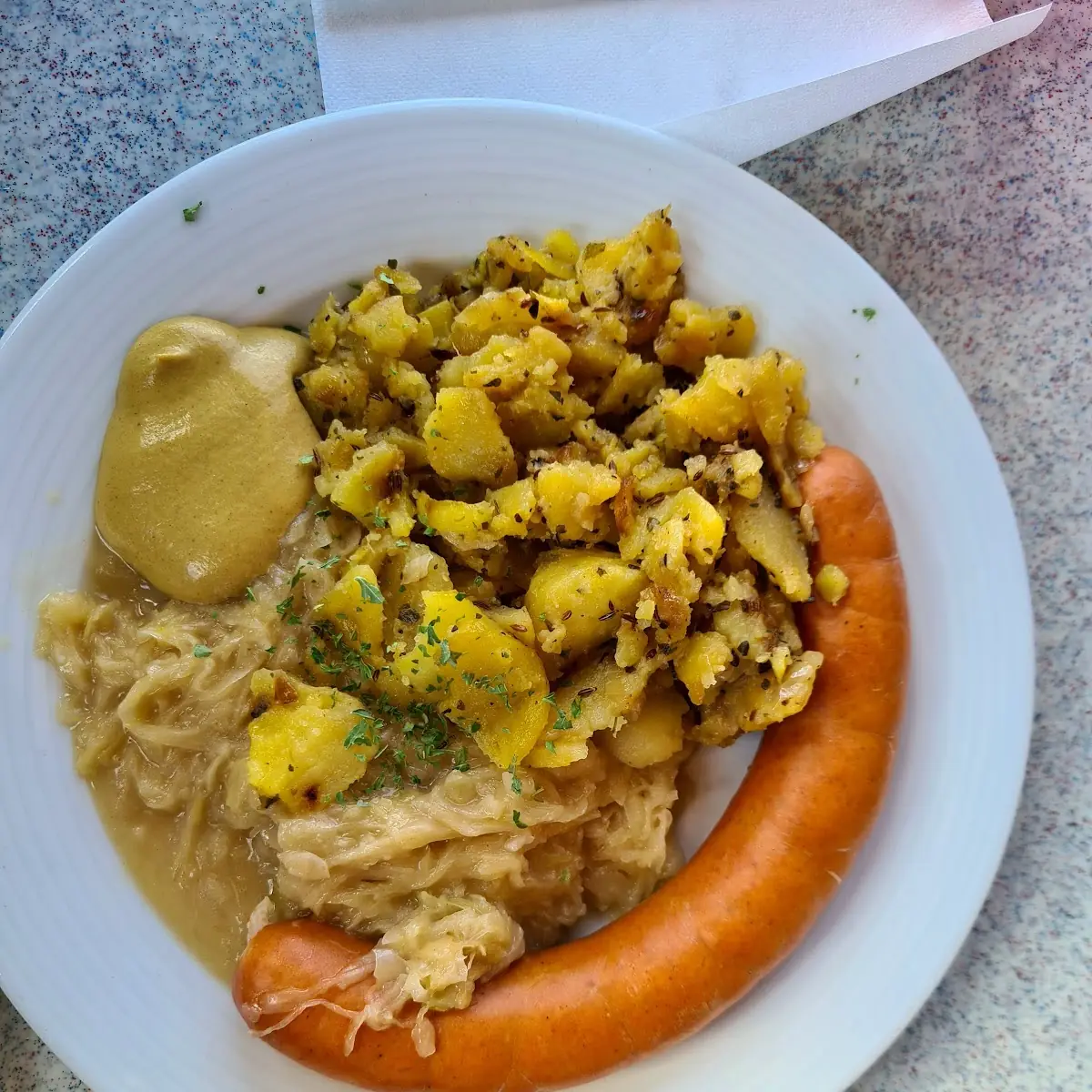 Hauswurst Mit Bratkartoffeln Und Sauerkraut