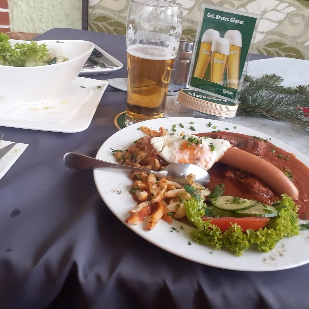 Fiakergulasch Mit Spätzle Und Salat Ein Sehr Gutes Menü