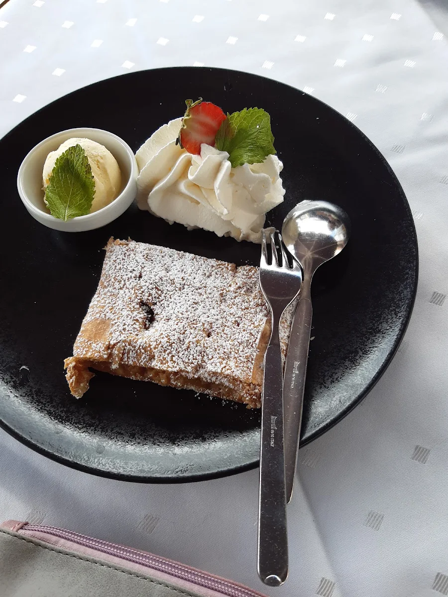 Apfelstrudel Mitt Vanille Eis Und Sahne