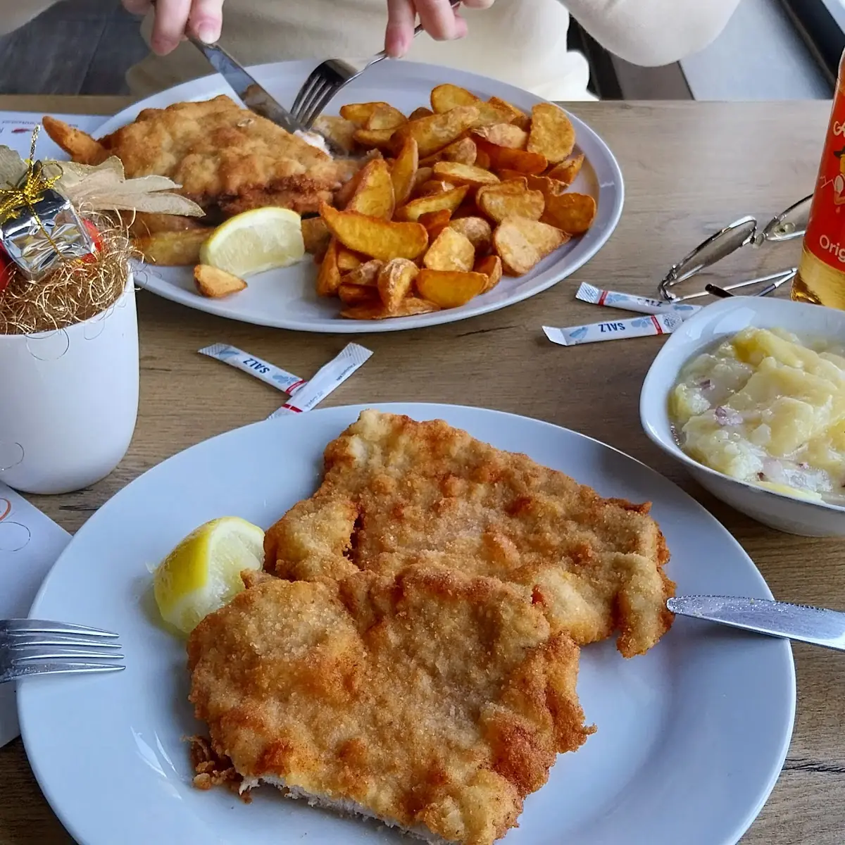Bécsi Szelet Krumplisalátával És Cordon Bleu Fűszeresvkrumplival