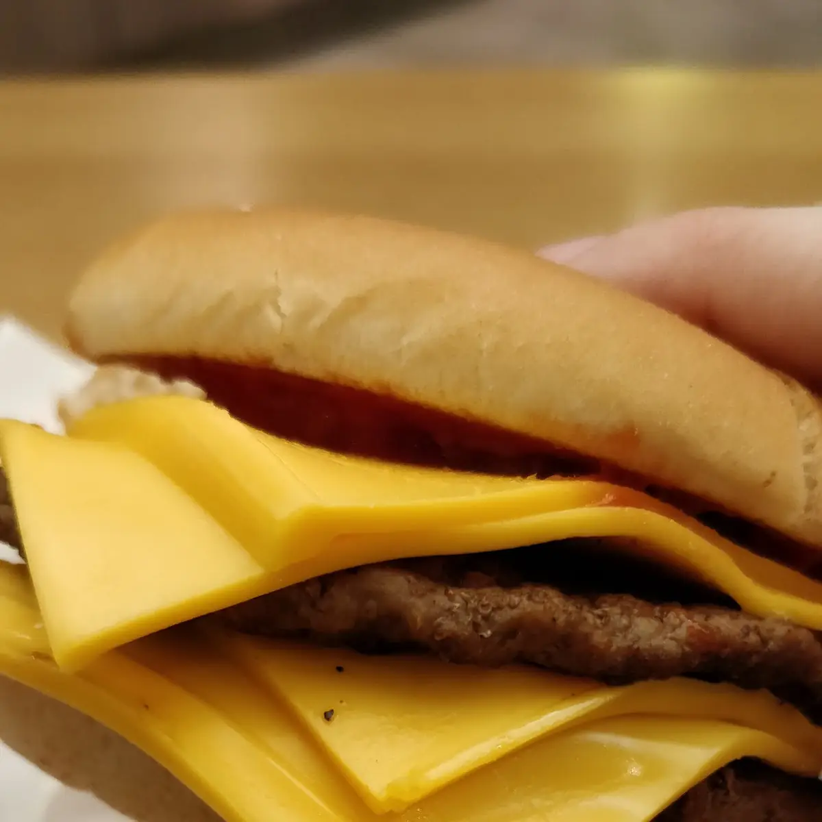 Cheeseburger Mit 4 Scheiben Käse