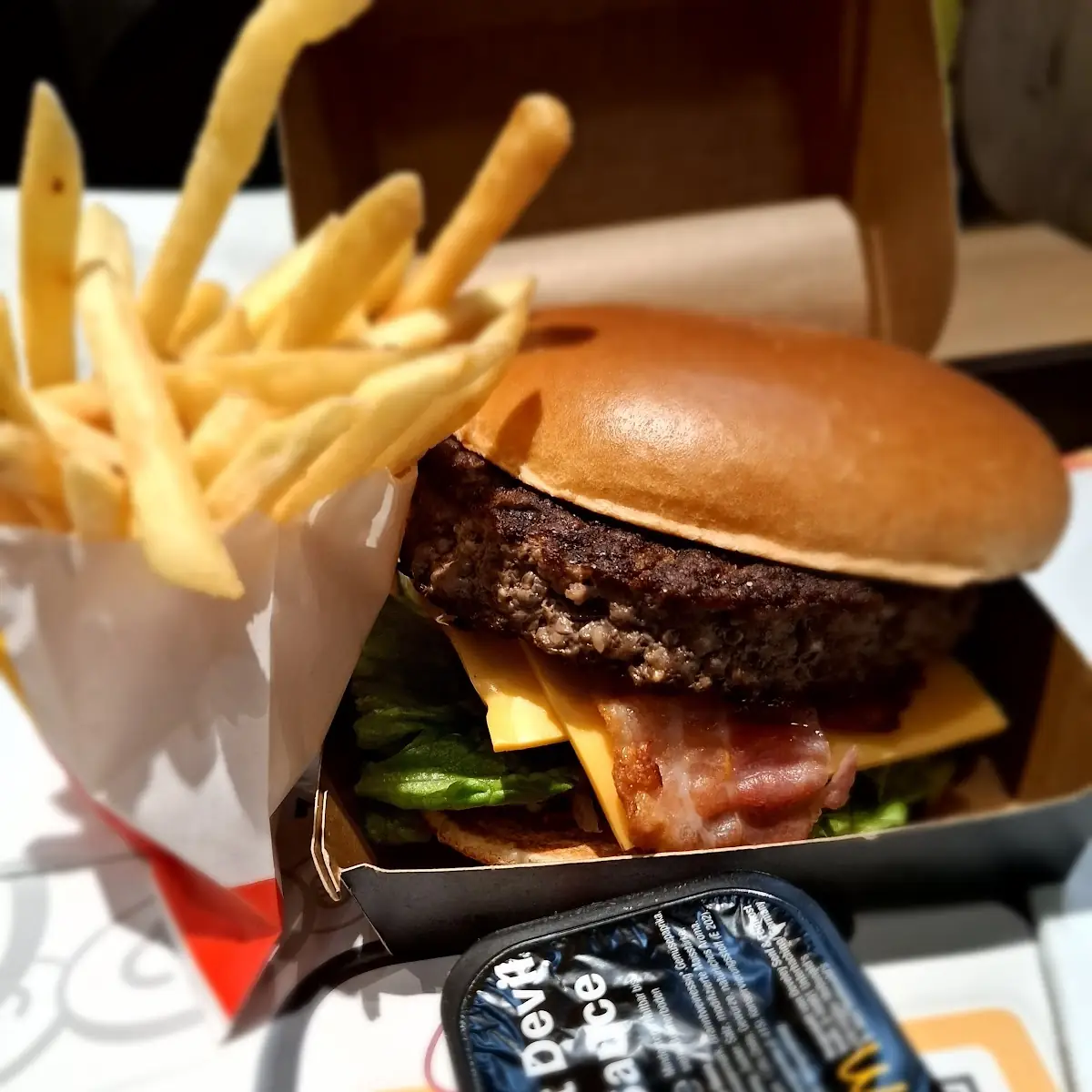 The Signature Collection New Grill Burger Mit Kl Pommes Frites & Hot Devil Sauce