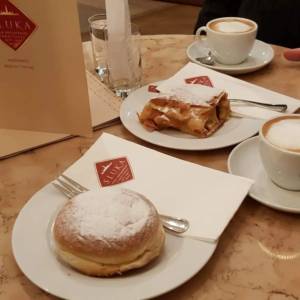 Apfelstrudel Mit Vanillesauce