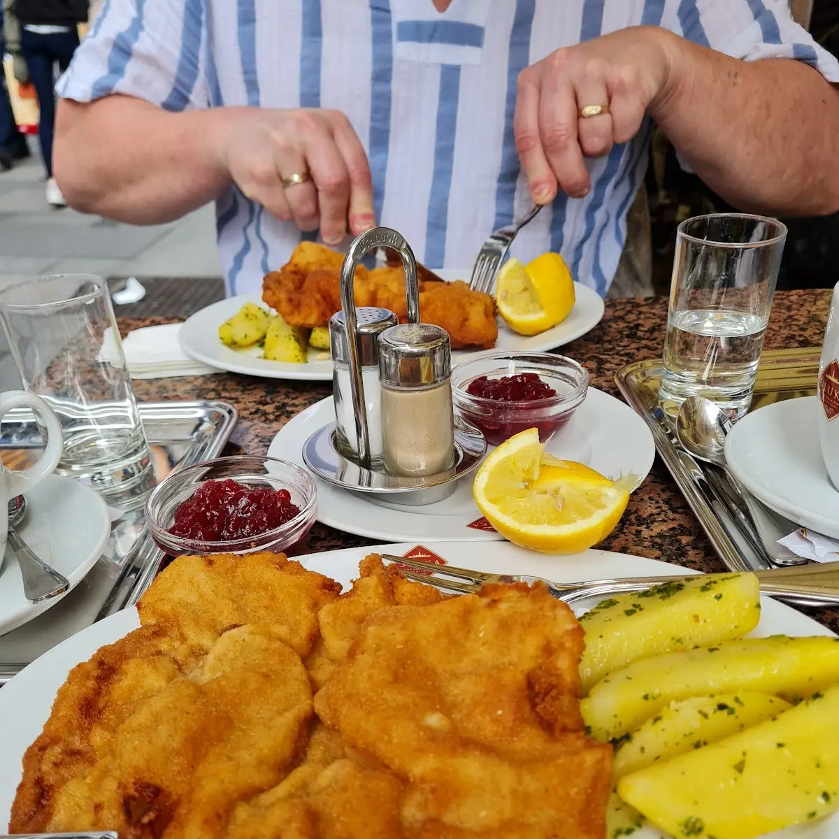 Wienerschnitzel Mit Petersilienkartoffeln Mit Preiselbeeren