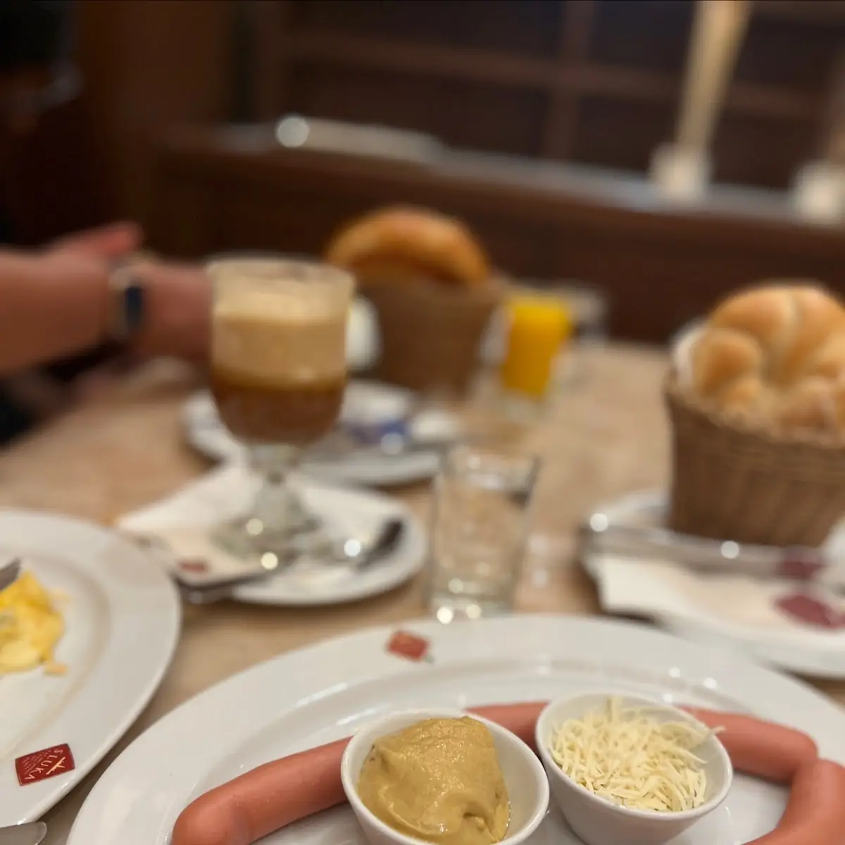 Würstel Mit Gebäck