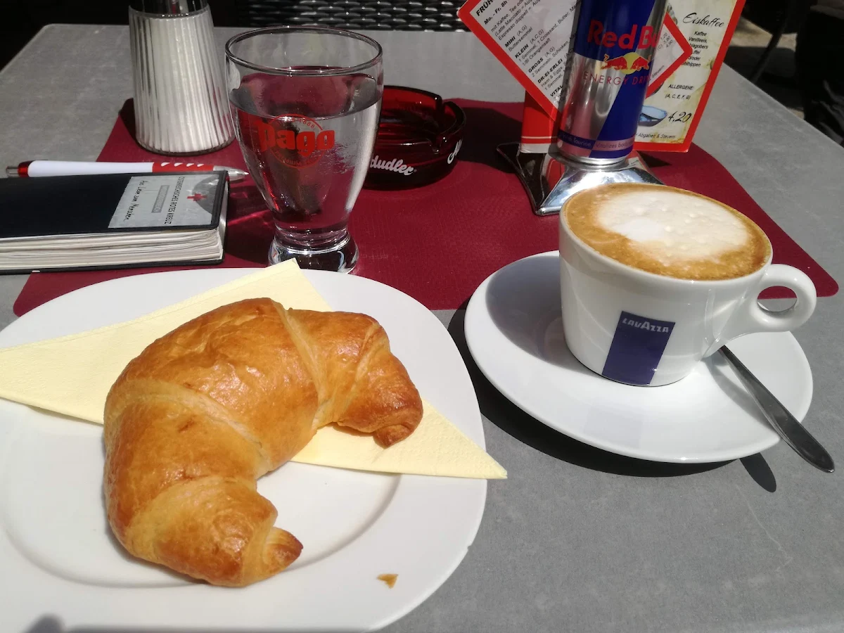 Cappuccino Und Croissant