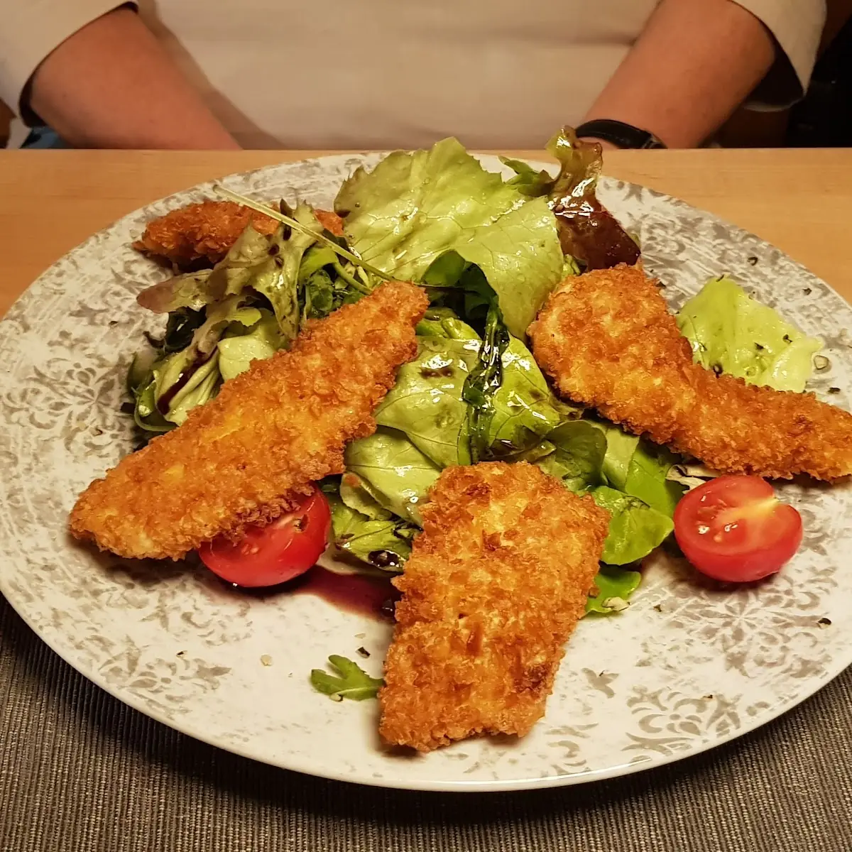 Gebackene Hühnerfilets Auf Blattsalat
