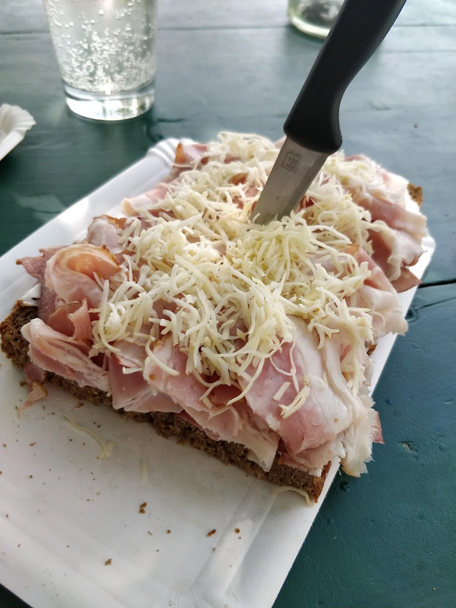 Himbeer Bowle Mit Speckbrot Und Liptauerbrot