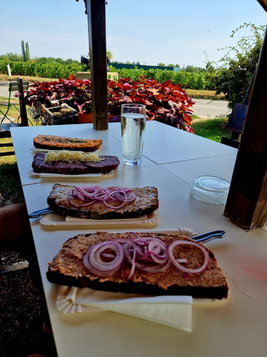 Verhackert- Grammelschmalz- Blunzen- Und Liptauer-brot Von Vorne Nach Hinten