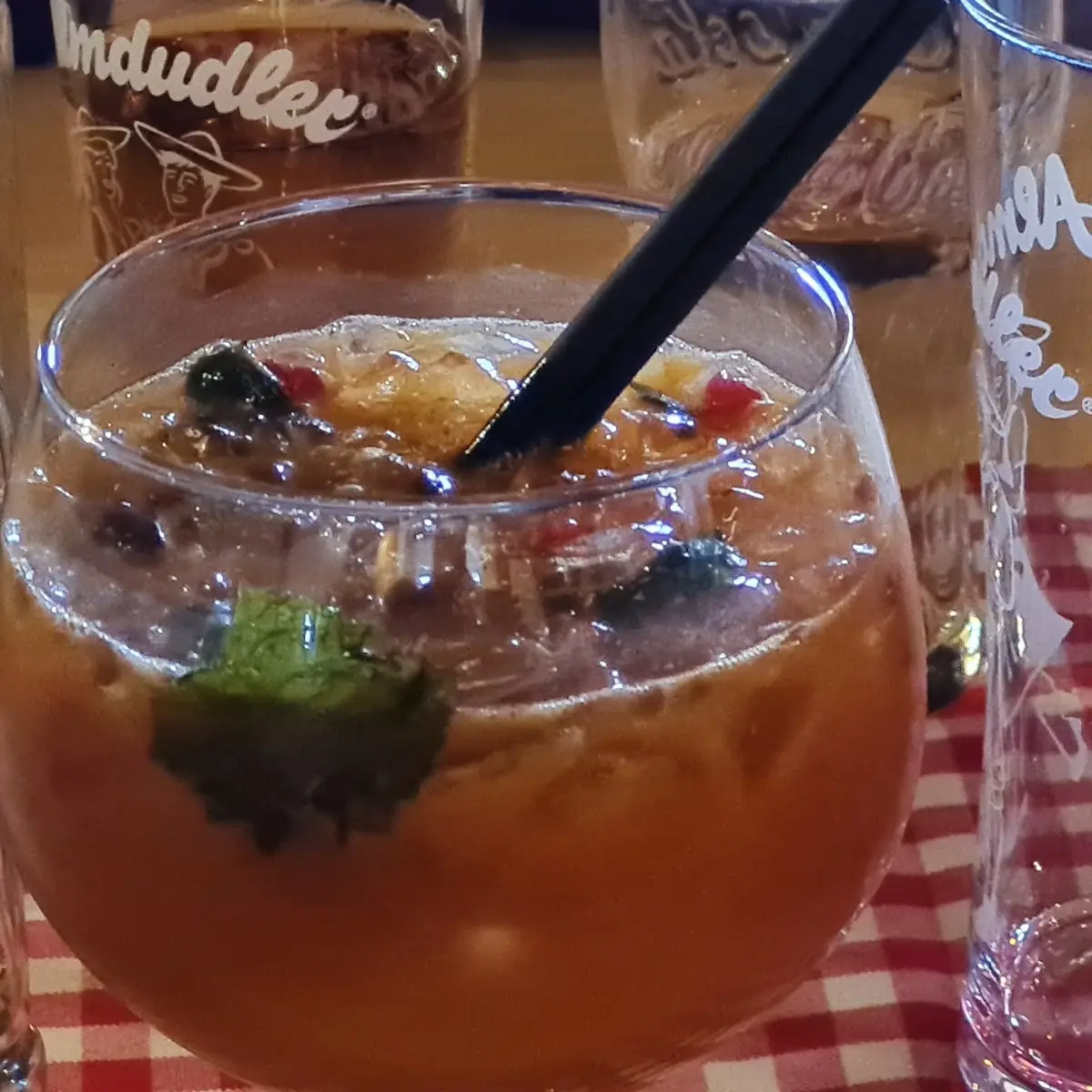 Wodka Mit Waldfrüchten Und Mangosaft