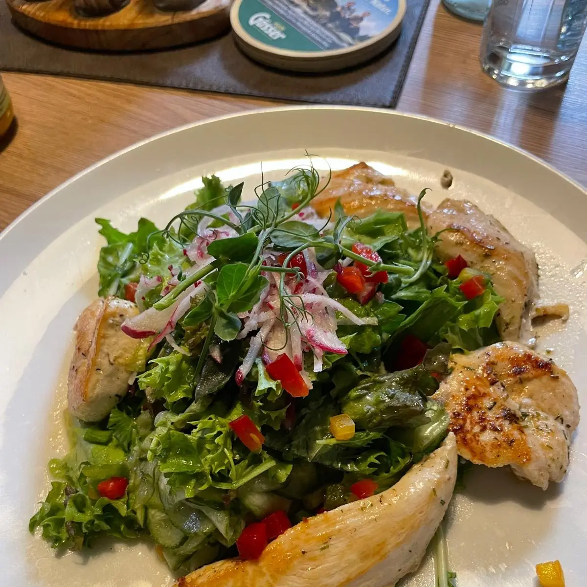 Hendelbrust Auf Buntem Blattsalat