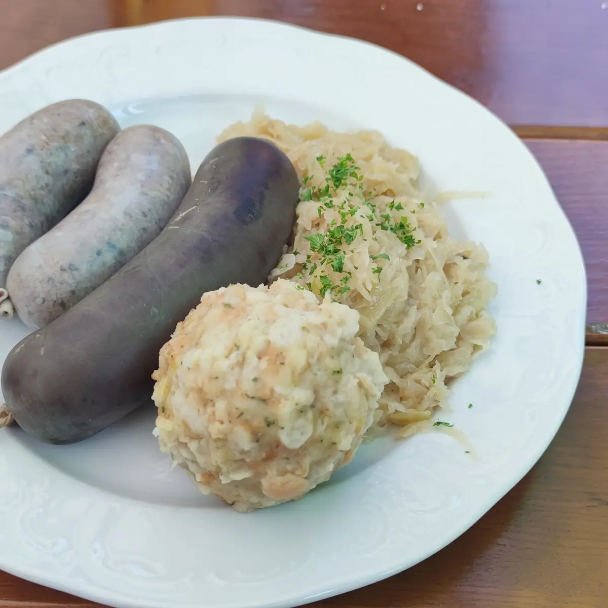 Blut Und Leberwurst Sauerkraut Knödel