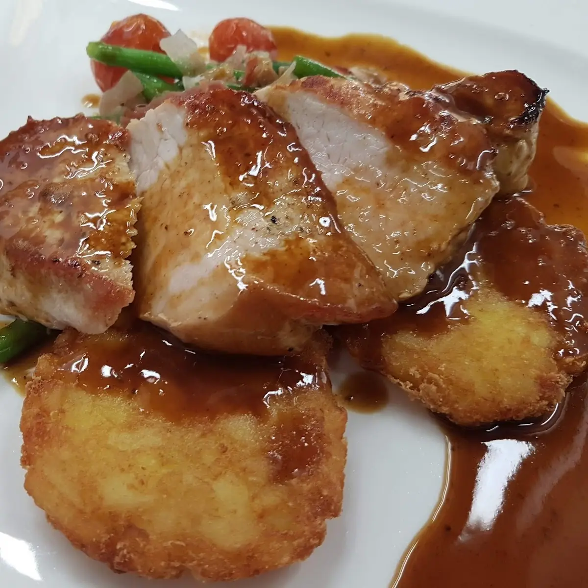 Schweine Rücken Steak Auf Kartoffelrösti Dazu Speckbohnen