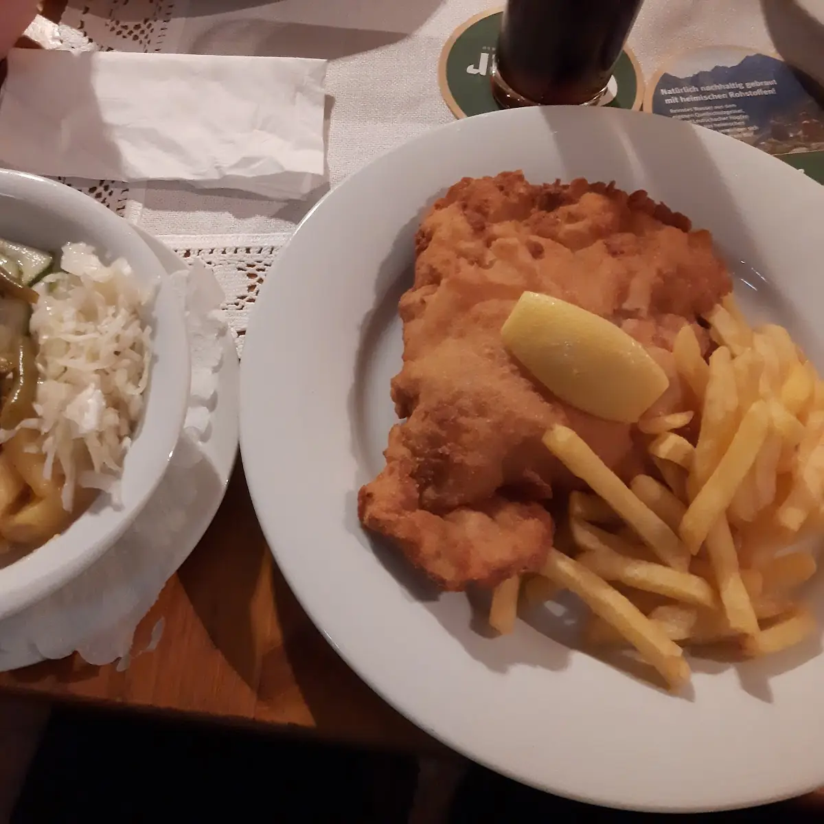 Hähnchenbrust Gordon Blue Mit Pommes Und Salat