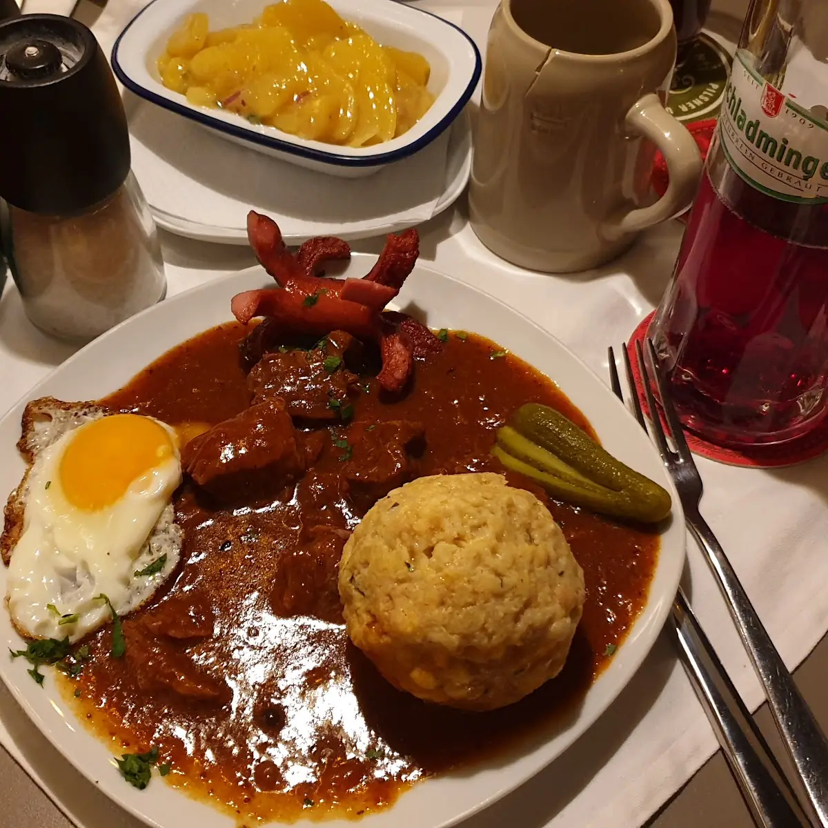 Würstel Im Gulaschsaft Mit Gebäck