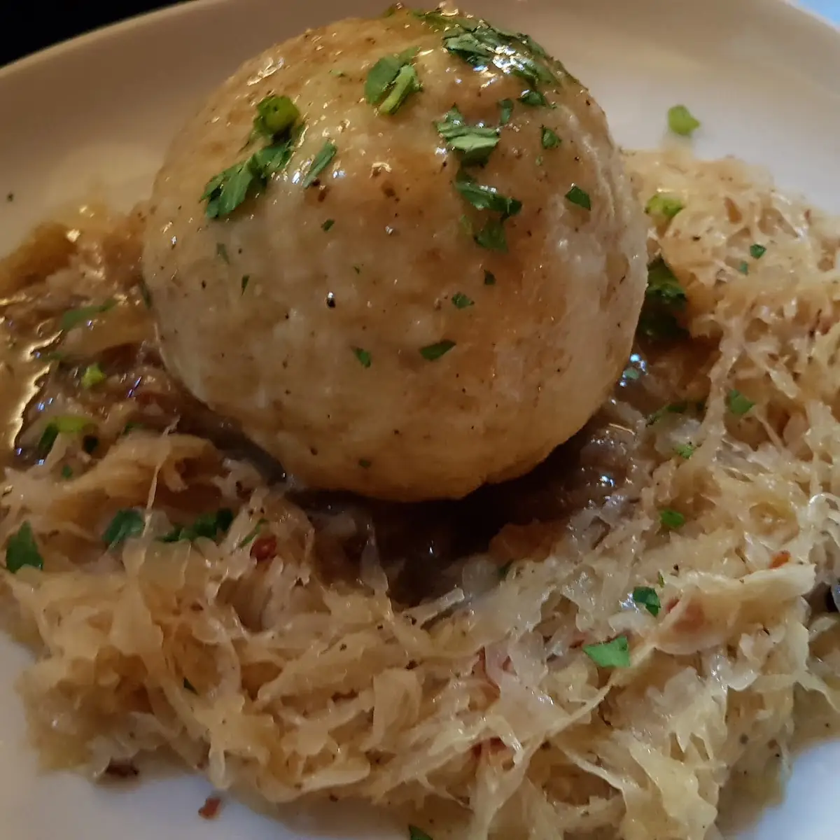 Wurstknödel Mit Sauerkraut Und Bratensaft