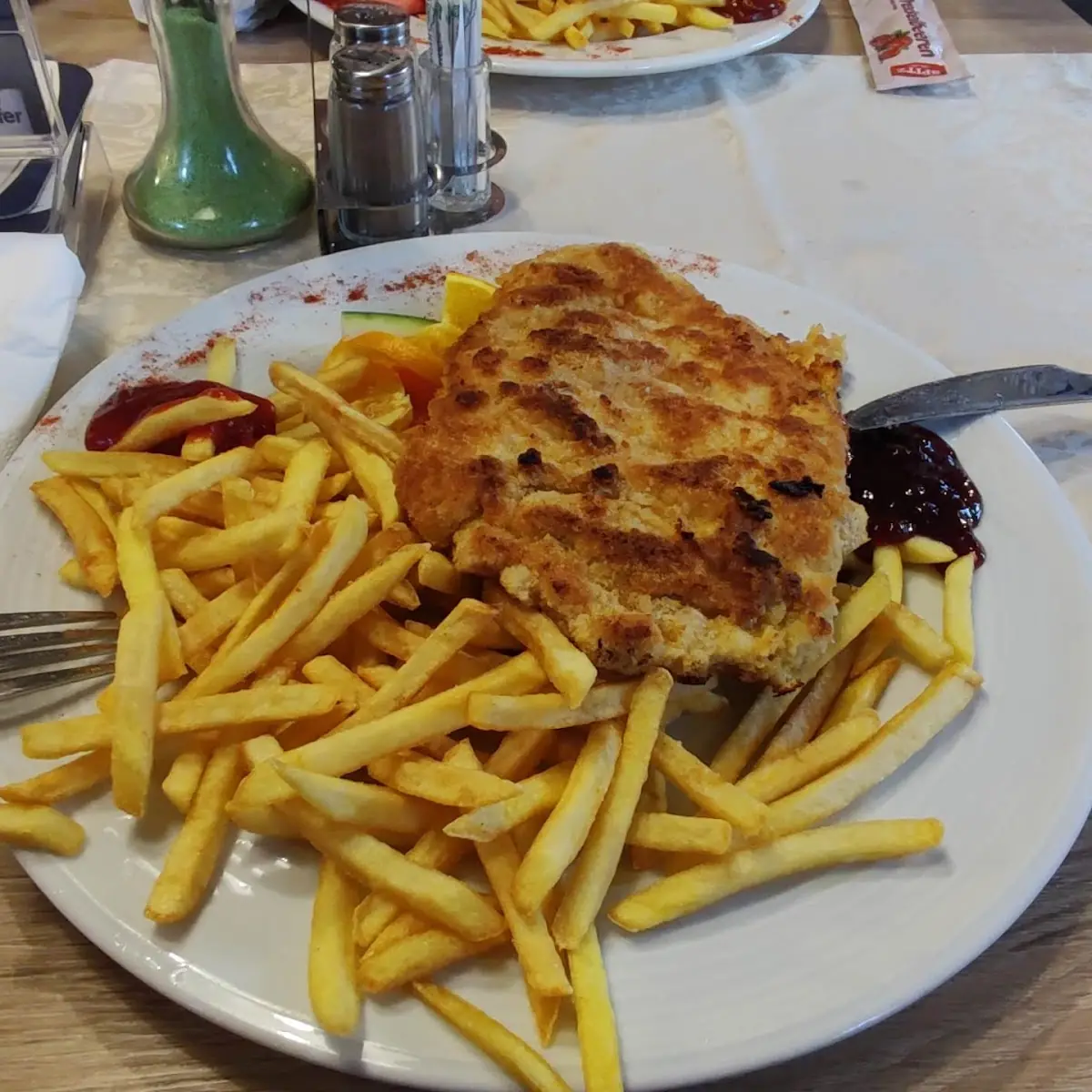 Cordon Bleu Mit Pommes Und Beilagensalat Nicht Auf Foto Zu Sehen
