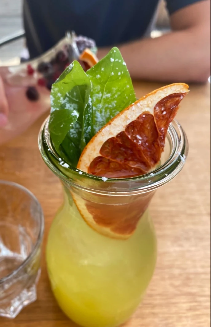 Hausgemachte Limonade Basilikum-zitrone