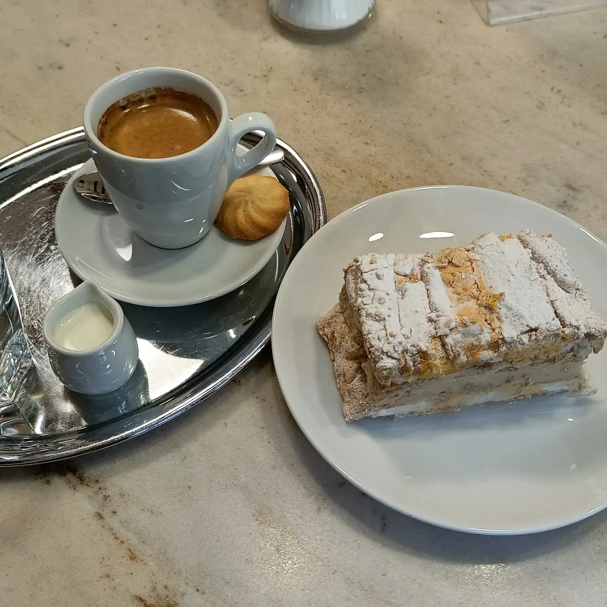Kardinalschnitte Und Kaffee