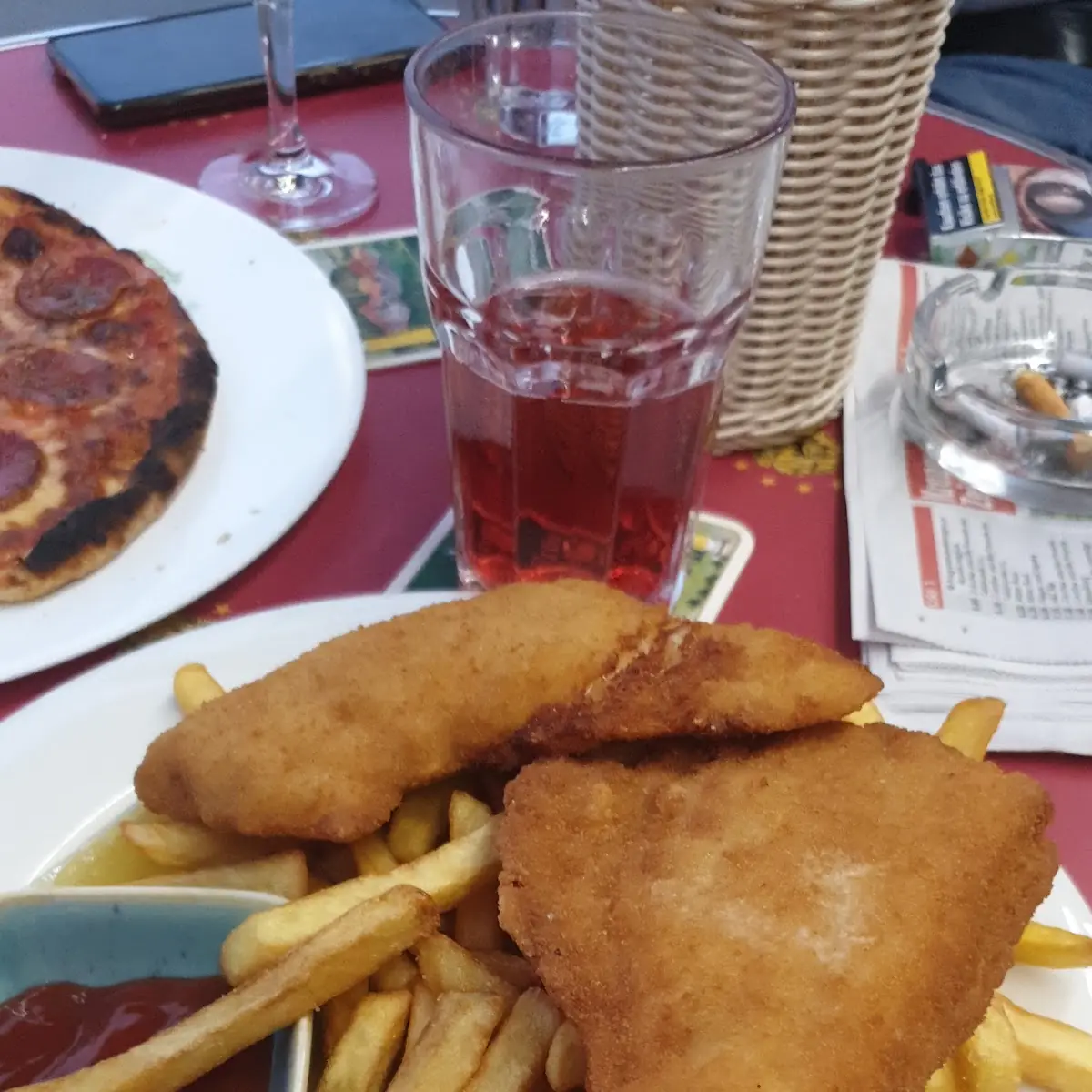 Schnitzel Mit Pommes Und Kartoffelsalat