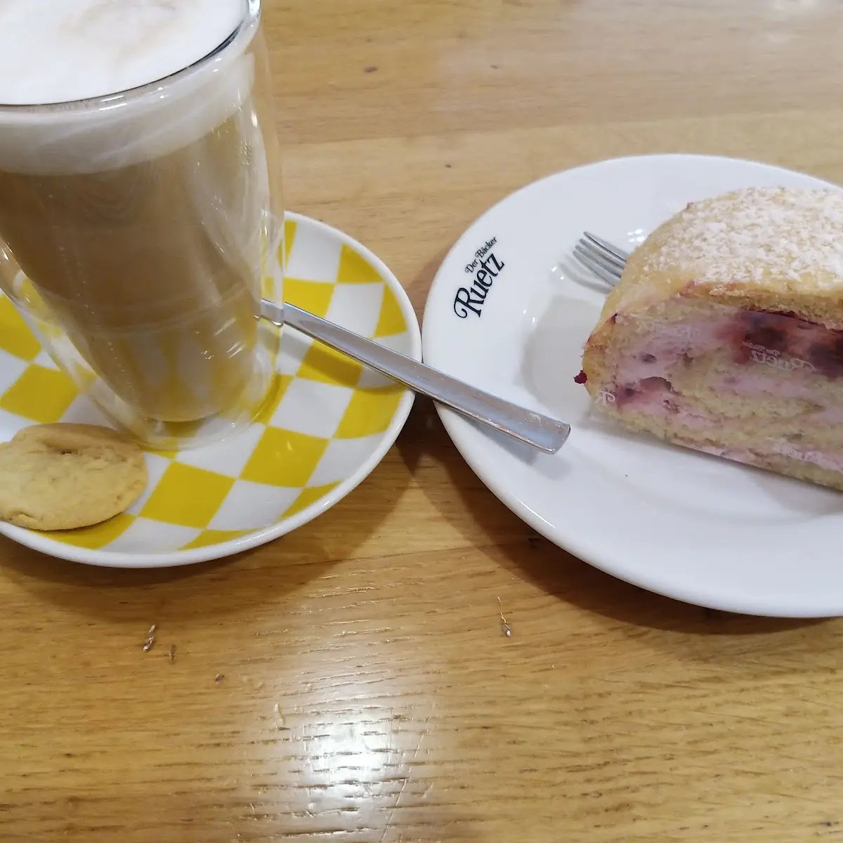 Cafe Latte Und Himbeer Roulade