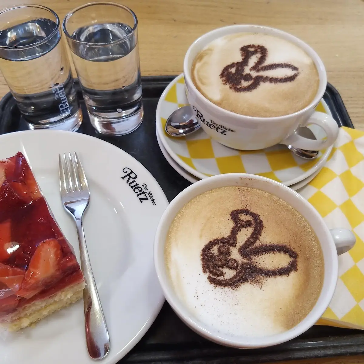 Cappuccino Und Erdbeerkuchen