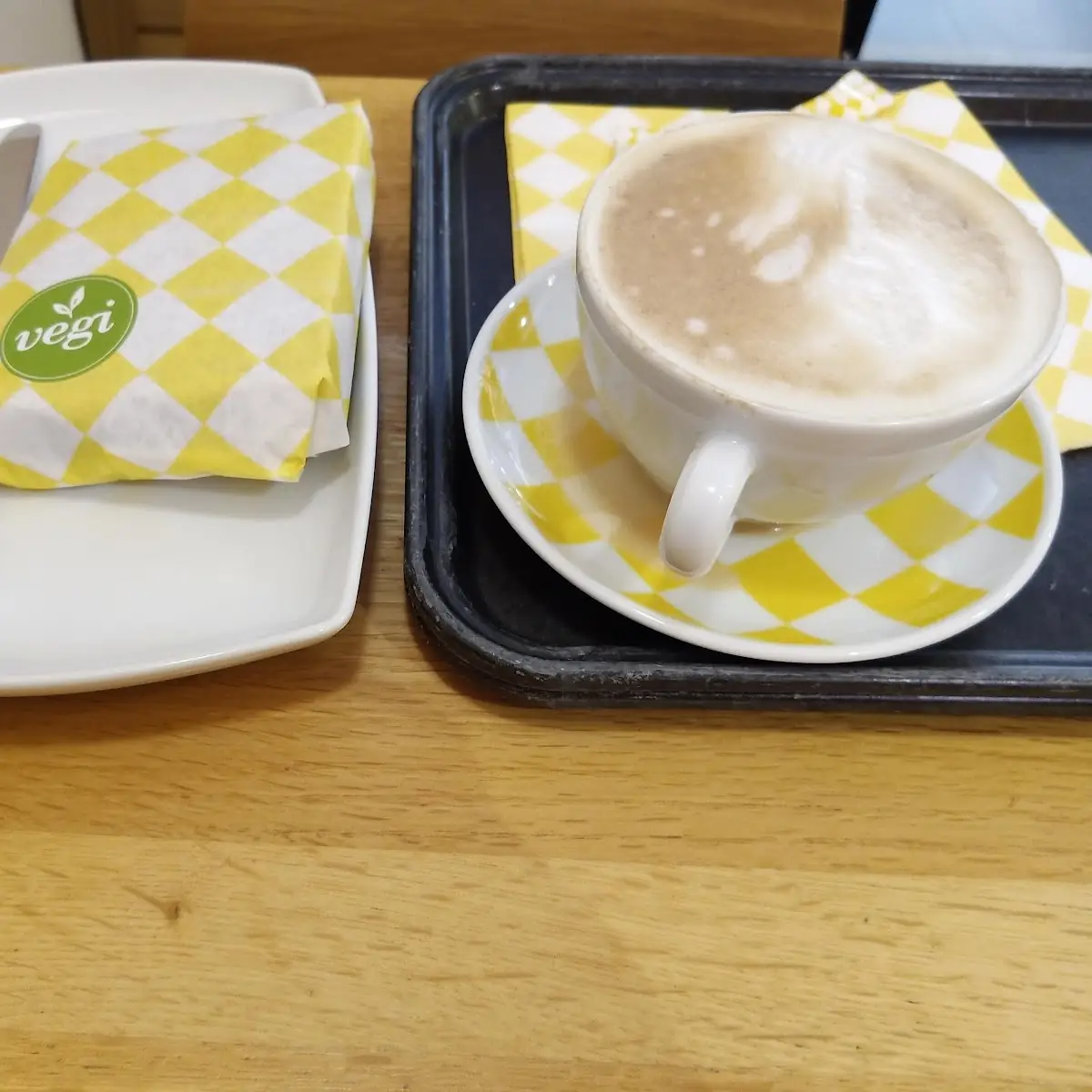 Cappuccino Und Veggie Brötchen