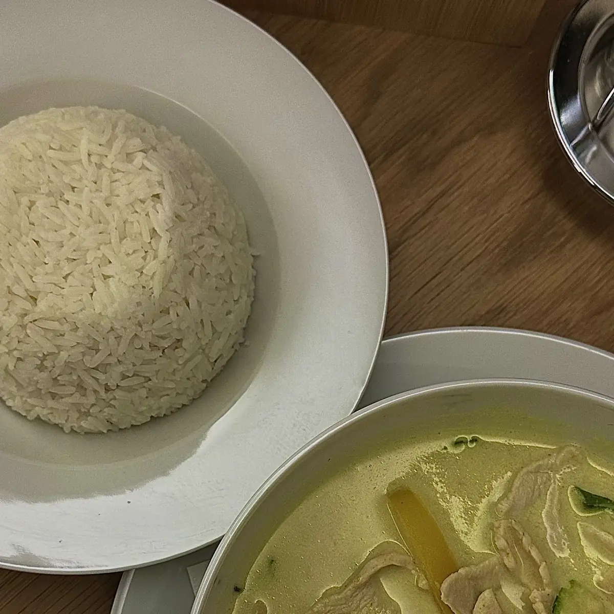 Grünes Curry Mit Reis Und Hühnchen