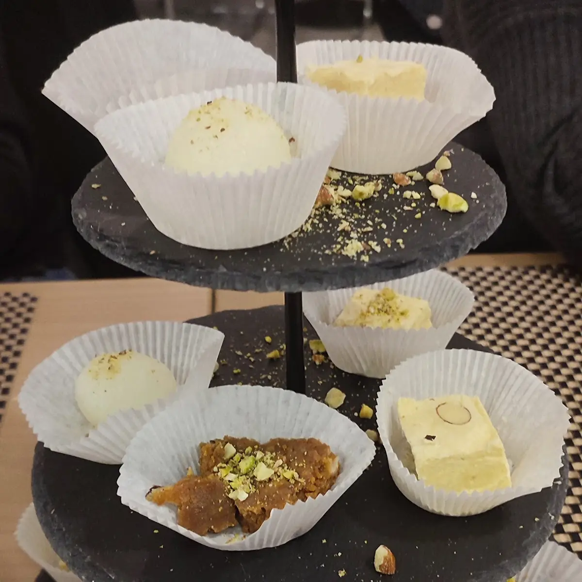 Verschiedene Nachspeisen Teller
