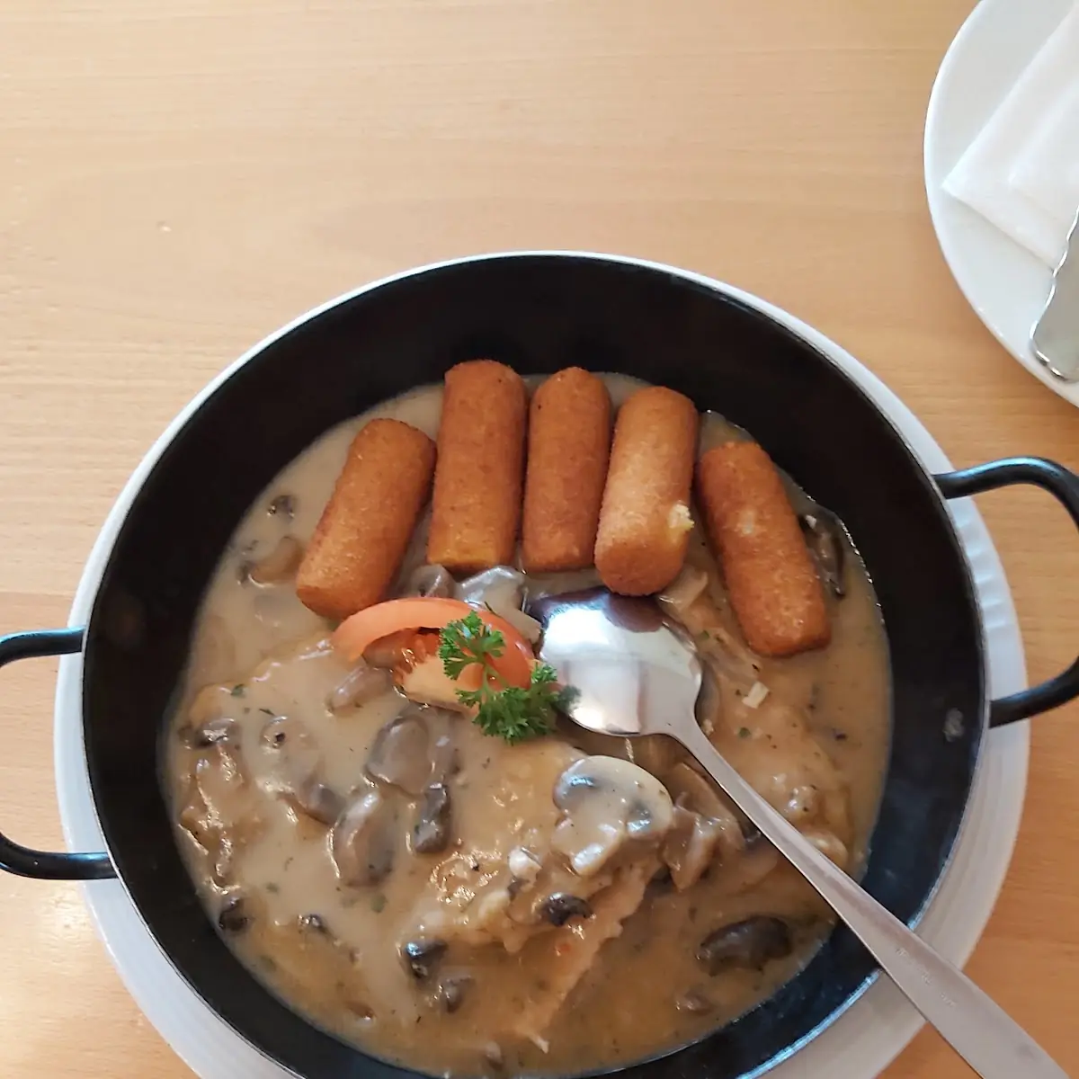 Hühnersteak In Champignonsouce Und Kroketten