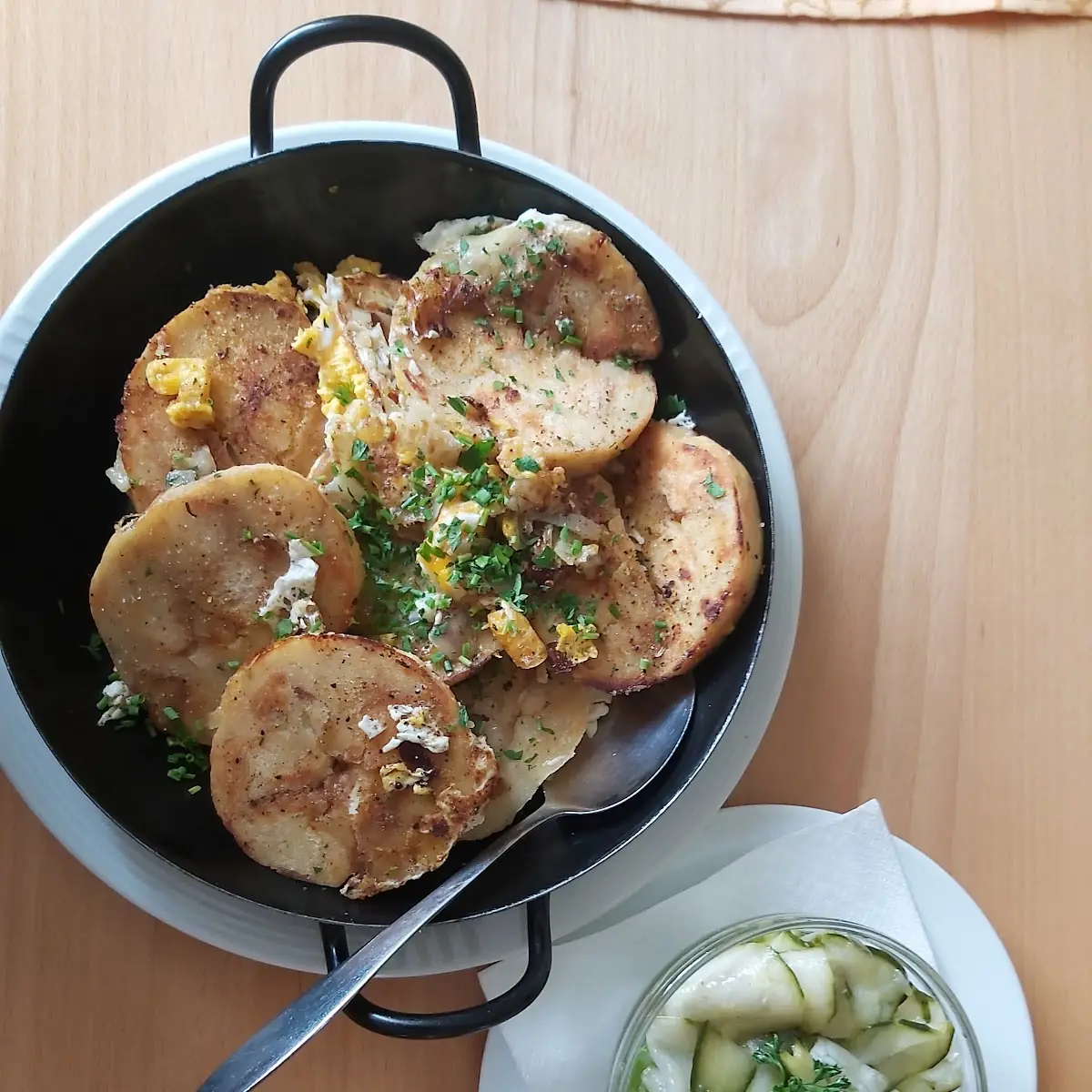 Knödel Mit Ei Und Salat