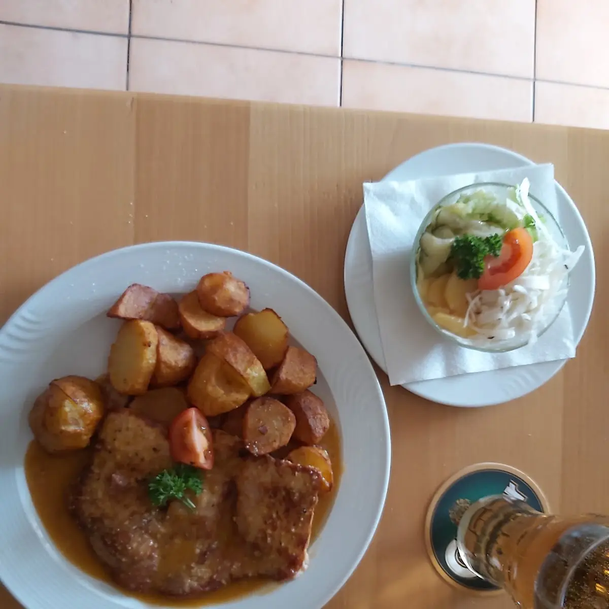 Koblauchschnitzel Mit Braterdäpfel Und Salat