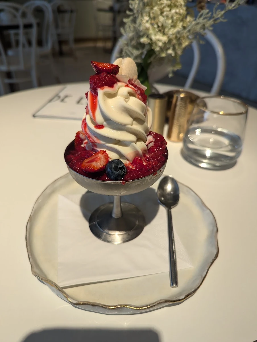 Hausgemachtes Vanilleeis Mit Beeren Und Pistazien