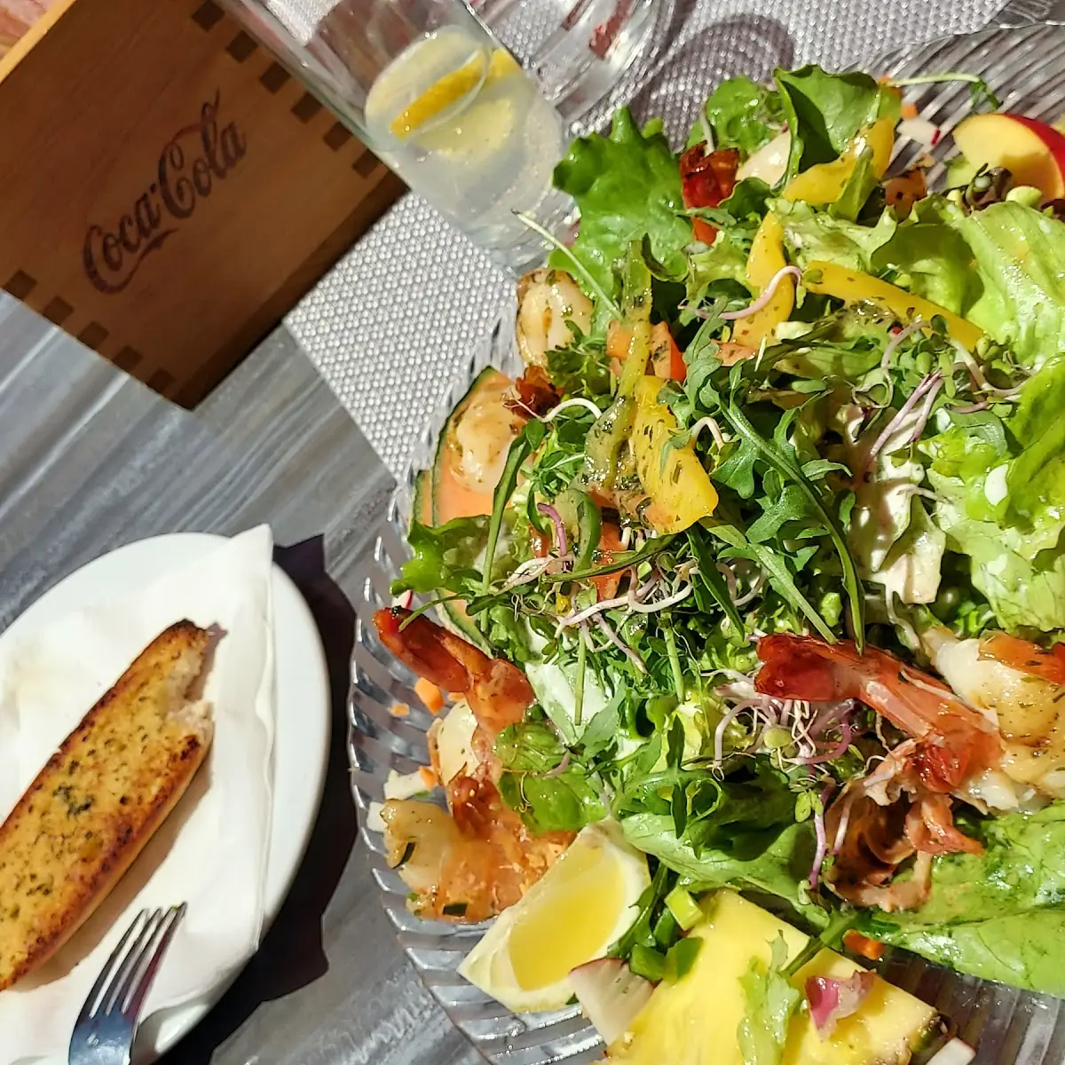 Salat Mit Scampi Und Baguette