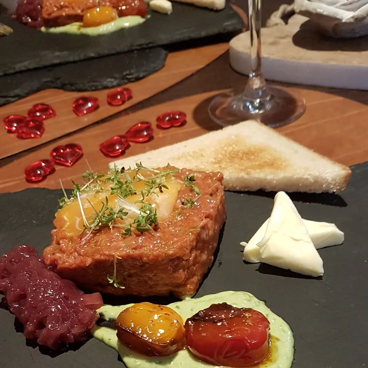 Beef Tartar Mit Wachtelei