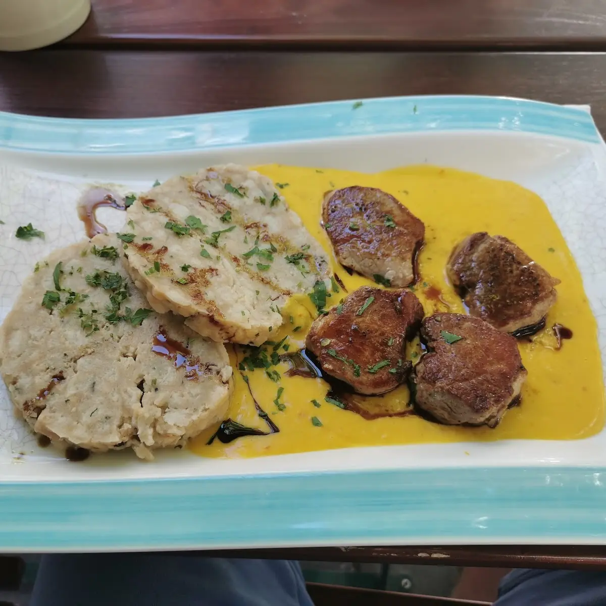 Schweinemedaillon Mit Kürbissauce Und Serviettenknödel
