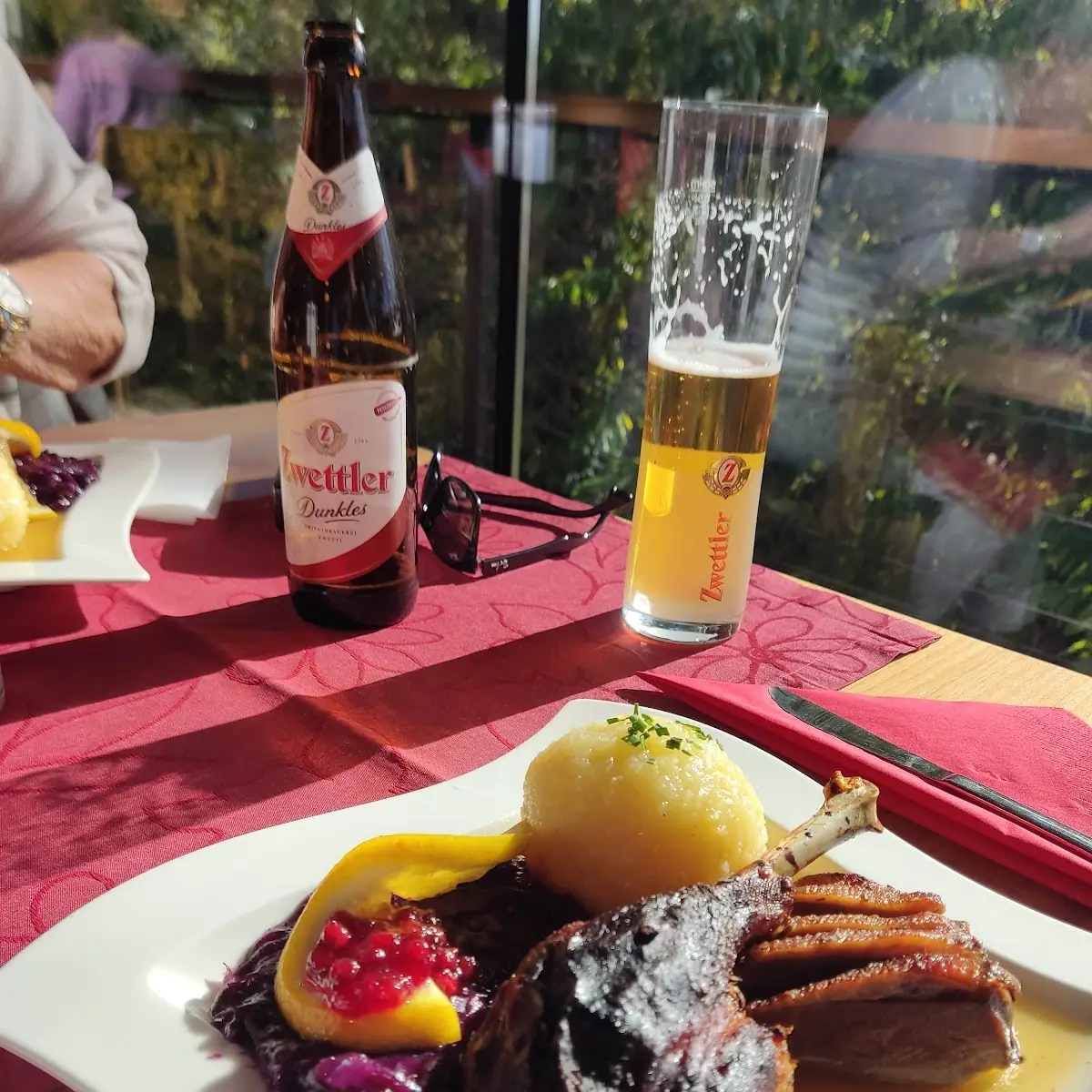 Martini-gansl Mit Rotkraut Und wald1 4ler-knödel