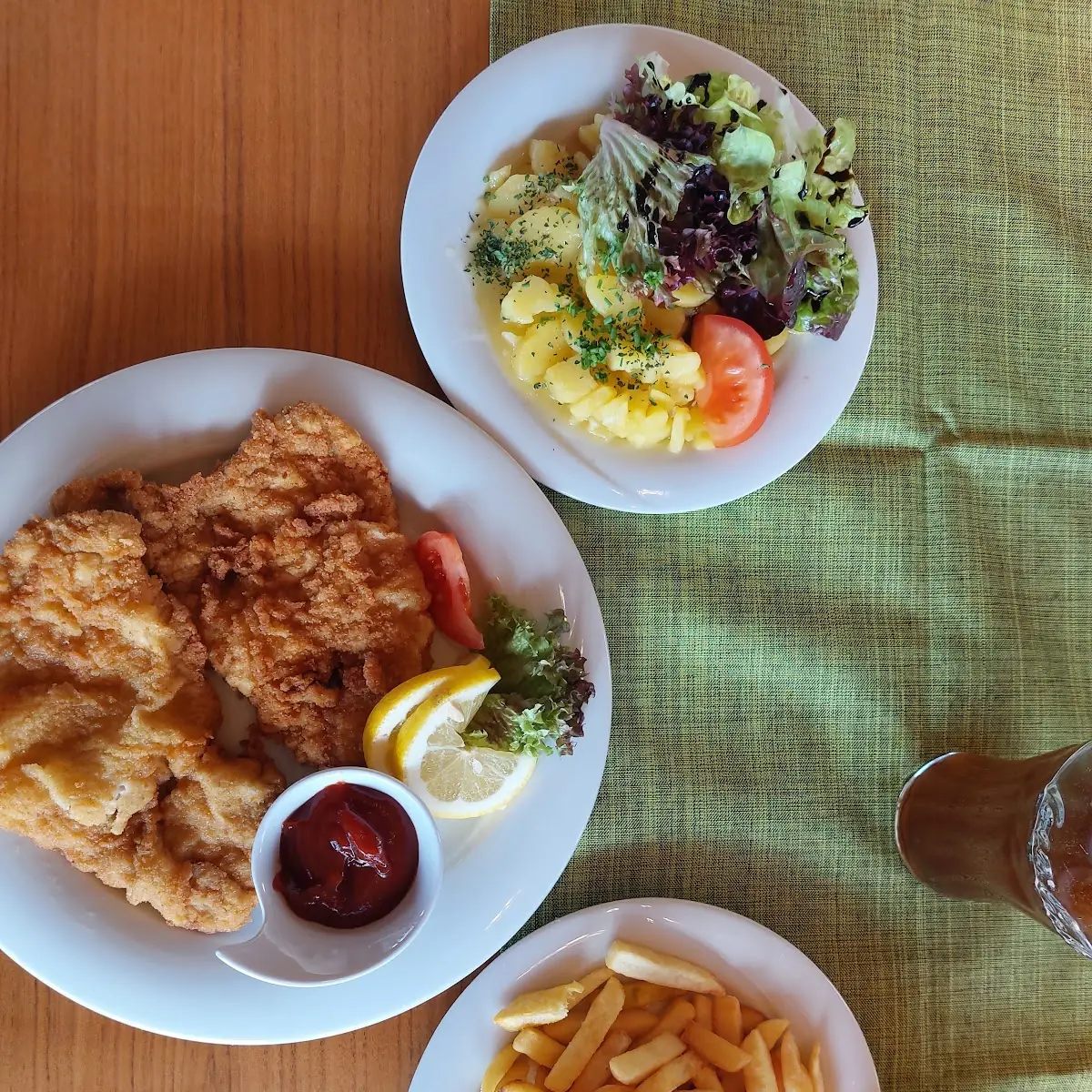 Schnitzel Mit Pommes Und Salat