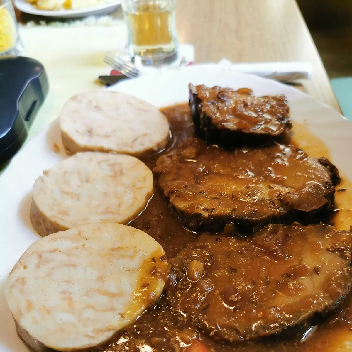 Schweinsbraten Mit Knödel Und Salat