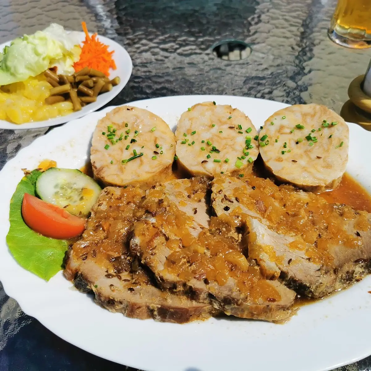 Schweinsbraten Mit Semmelknödeln Und Salat