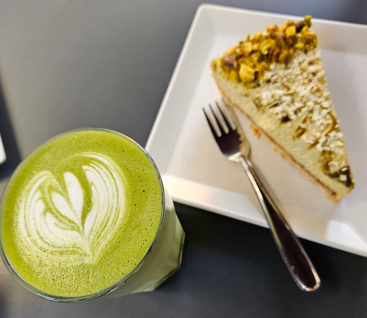 Matcha Latte & Weiße Schokolade Cheesecake Mit Pistazien