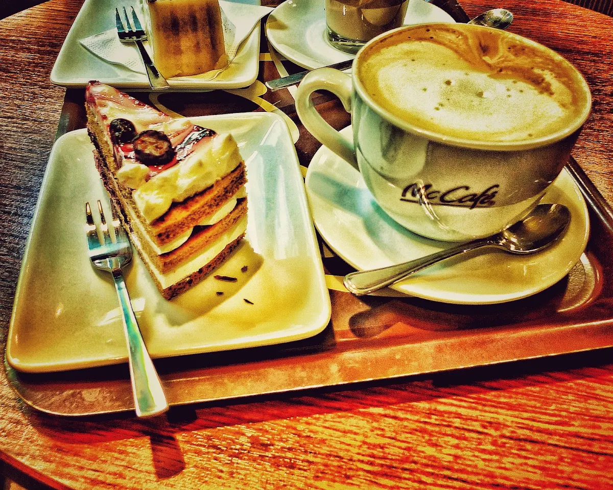 Cafe Macciaro Und Marzipanentort